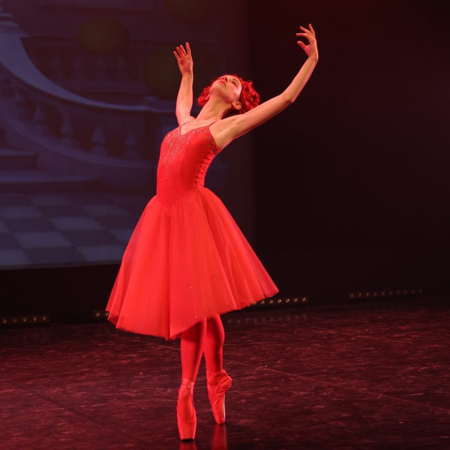 photo d'une ballerine en tutu rouge - Yofox Danse