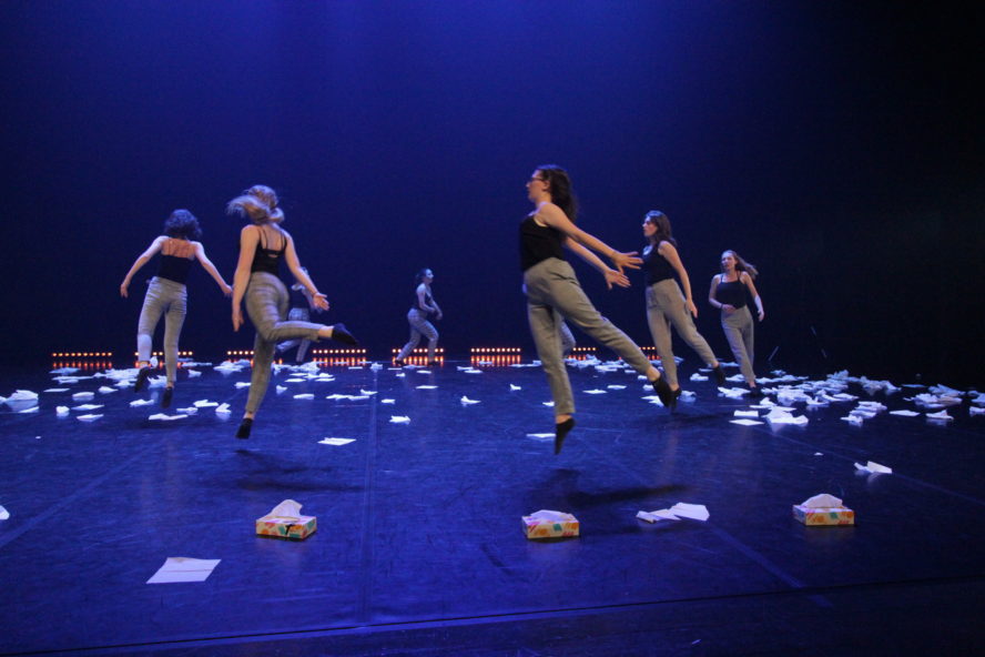 photo du spectacle de Danse Créative sur la scène de la Hune